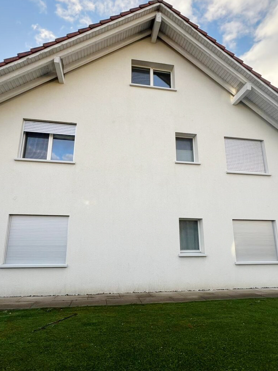 Efter: Villa – softwash av gavelfasad med algpåväxt